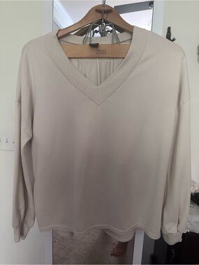 Neutral V‑Neck Lightweight Pullover Sweater with matching short set with pockets